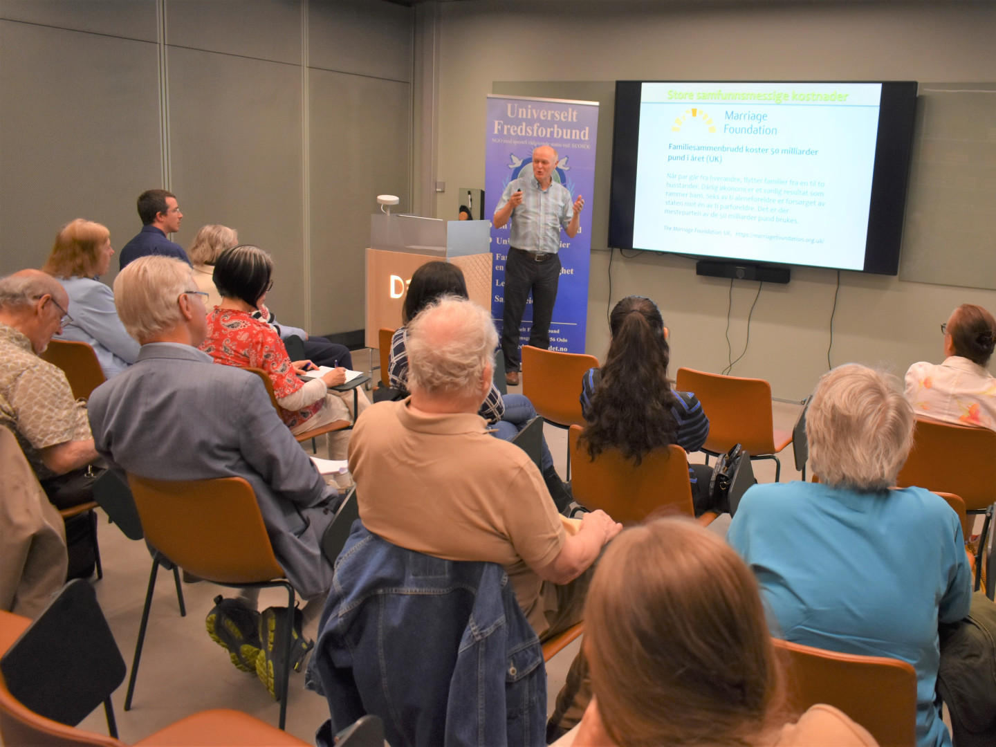 Un International Day of Families in Oslo 22.5.2033. In the main library in Oslo. Steinar Murud is presenting to a group of 16 participants