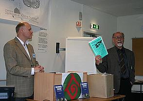 Sigurd Skirbekk presenterer assistert av møteleder Steinar Murud